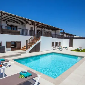 Honey Rose, Apartamento